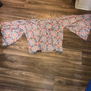 ⭐️7/$25 Chloe K flare sleeve top